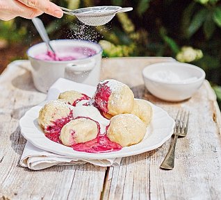 Knedlíky s borůvkovým žahourem Knedlíky s borůvkovým žahourem