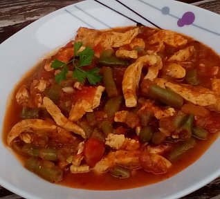 Kuřecí guláš s fazolkami Kuřecí guláš s fazolkami