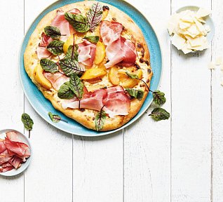 Pizza s blumami a parmskou šunkou