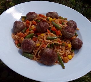 Mleté zázvorové kuličky se zeleninovými těstovinami