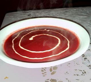 Polévka z červené řepy s pomerančem