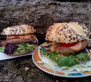 Burgery s vinnou klobásou