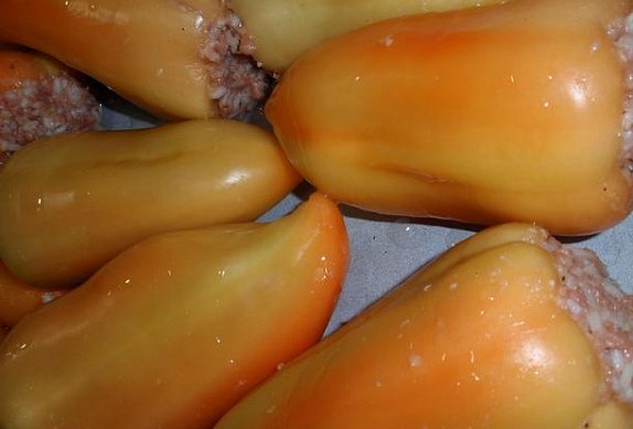 Bezpřílohové pečené plněné papriky v rajské omáčce