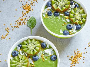 Smoothie bowl s avokádem, mangem a ananasem