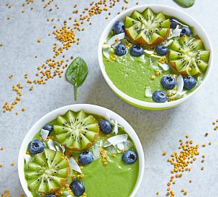 Smoothie bowl s avokádem, mangem a ananasem