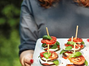 Grilovaný lilek s rajčaty a mozzarellou
