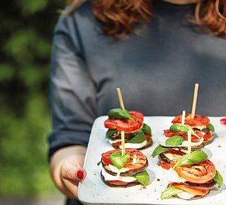 Grilovaný lilek s rajčaty a mozzarellou