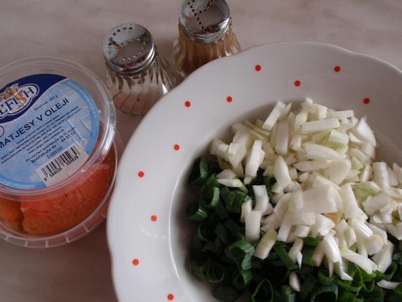 Matjesový salát s lahůdkovou cibulkou