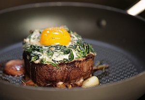 Steak s vejcem, žampiony a sýrovou omáčkou