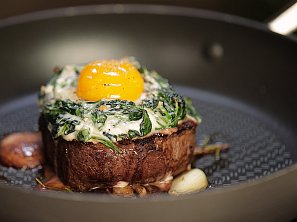 Steak s vejcem, žampiony a sýrovou omáčkou