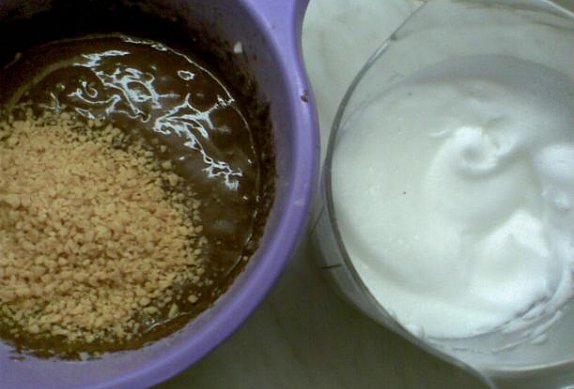 Kakaový koláč ze sojových suků s polevou