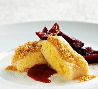 Piškotový nákyp se švestkovým kompotem