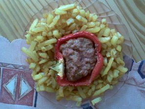 Papriky s vinnou klobásou