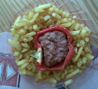 Papriky s vinnou klobásou