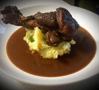 Krůtí ramínko na červeném víně se šťouchanými brambory s jarní cibulkou