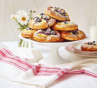 Borůvkové koláče s tvarohem z kynutého těsta