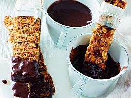 Horká čokoláda s domácími müsli tyčinkami