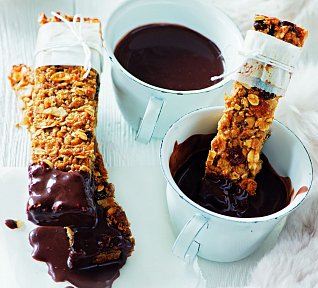 Horká čokoláda s domácími müsli tyčinkami