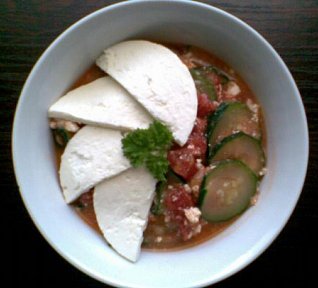 Cuketovo-rajčatový salát s přírodním sýrem