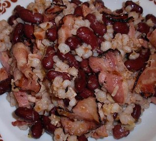 Fazole s kroupami a slaninou