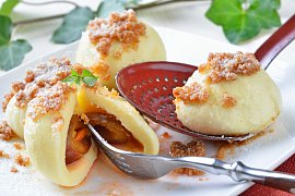 Aby se ovocné knedlíky nepřilepily