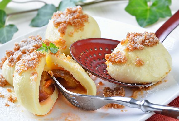 Aby se ovocné knedlíky nepřilepily