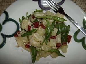 Brambory s parmezánem a sušenými rajčaty