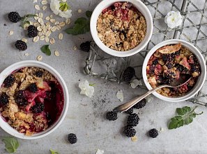 Zapečená jablka v cideru s ostružinami