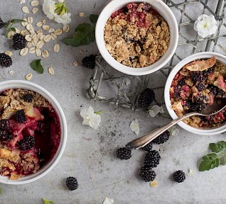 Zapečená jablka v cideru s ostružinami