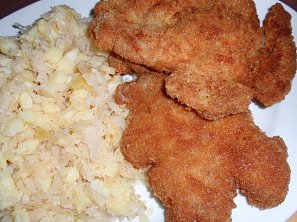 Smažené řízky s bramborovým salátem se zelím