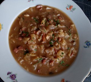 Kapustová polévka se slaninou