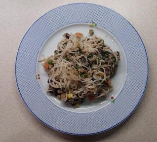 Rýžové nudle se zeleninou a tuňákem