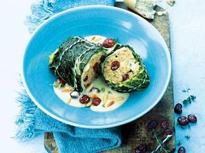 Vegetariánská roláda se špaldou, fetou a brusinkami