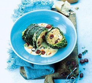 Vegetariánská roláda se špaldou, fetou a brusinkami