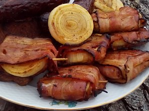Grilovaná cibule ve slanině