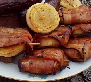 Grilovaná cibule ve slanině