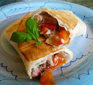 Grilovaná tortilla s kuřecím masem a jogurtovobazalkovým dressingem