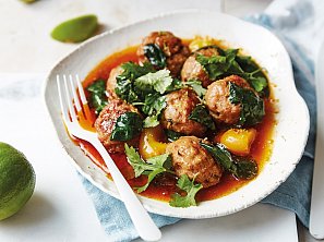 Koule z kuřecího masa v kokosovém mléce