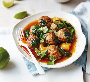 Koule z kuřecího masa v kokosovém mléce