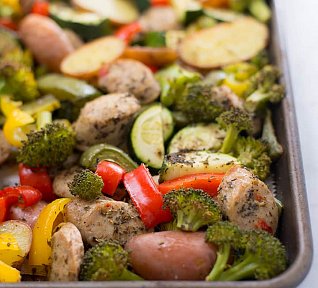 Rozložené masové špízy se zeleninou