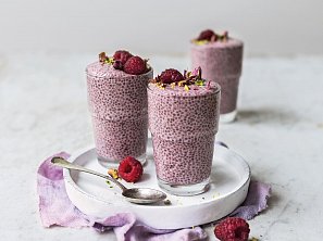 Malinový chia puding s růžovou vodou Malinový chia puding s růžovou vodou