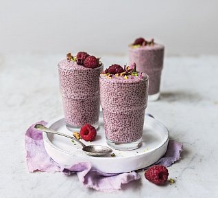 Malinový chia puding s růžovou vodou
