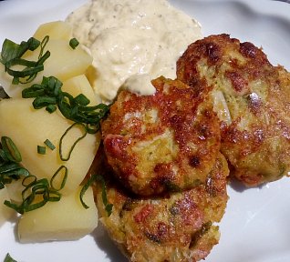 Kapustové karbanátky s uzeným masem a sýrem