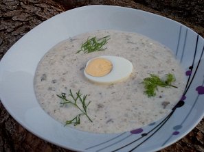 Chlebová polévka s houbami a smetanou