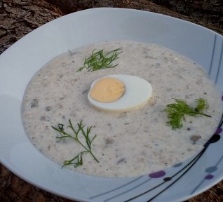 Chlebová polévka s houbami a smetanou