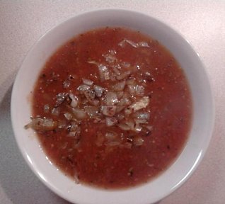 Rajčatová polévka s bazalkou a česnekem