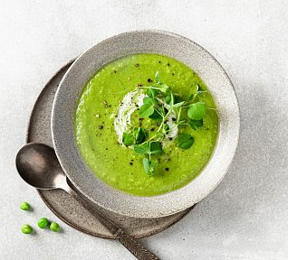 Krémová hrášková polévka s chipsy