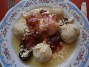 Třešňové knedlíčky z tvarohového těsta