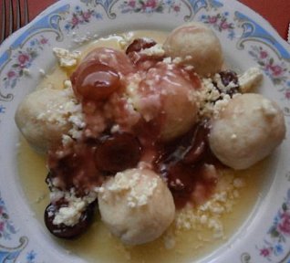 Třešňové knedlíčky z tvarohového těsta