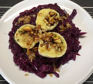 Veganské plněné knedlíky s červeným zelím